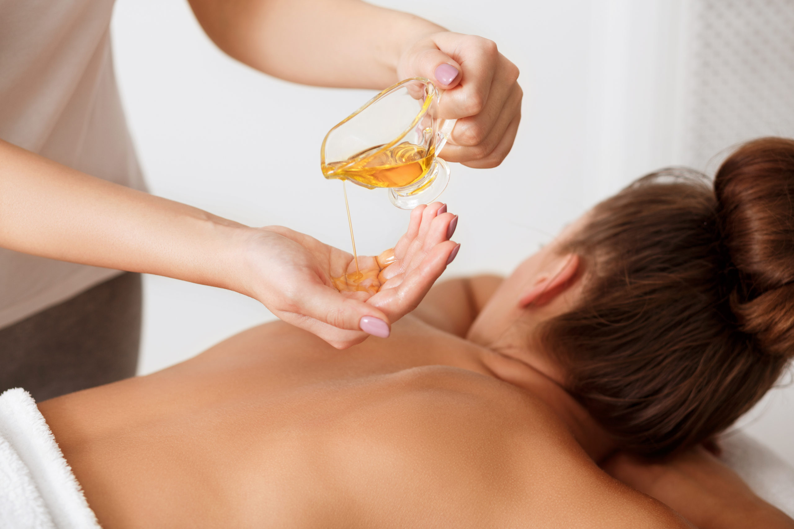 Massage du dos à l'huile d'amande